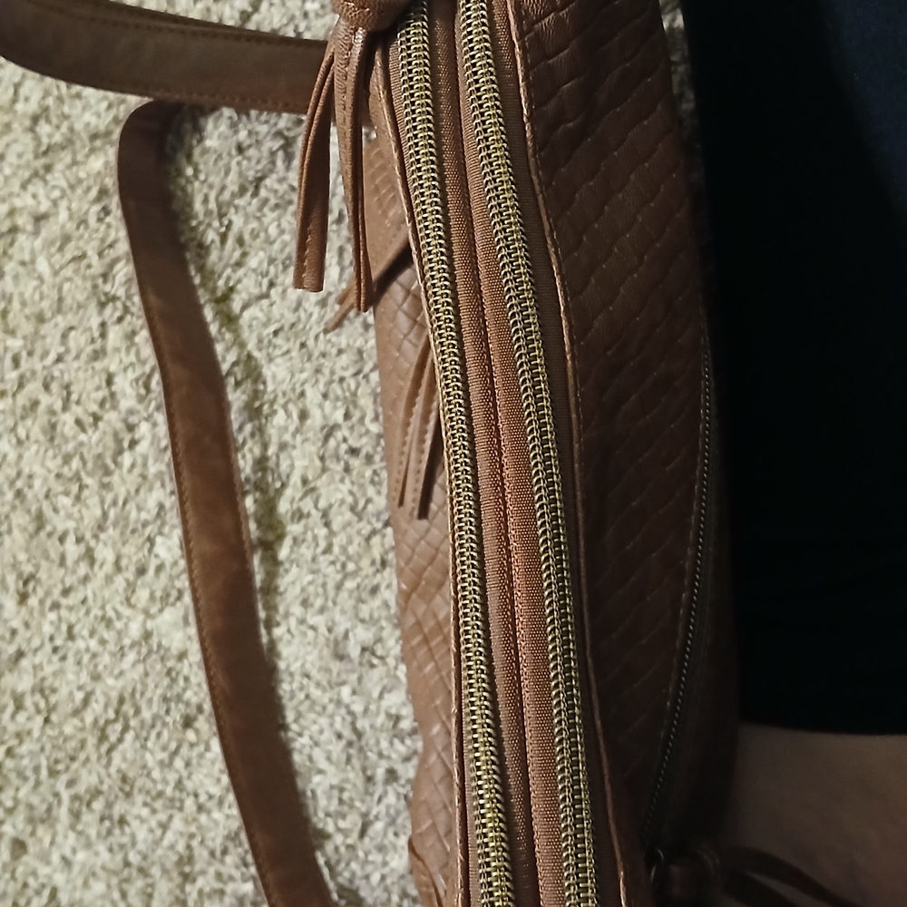 Stone Mountain NWOT Genuine Leather Crossbody Bag• Brown • Tasseled Zipper - Picture 5 of 5